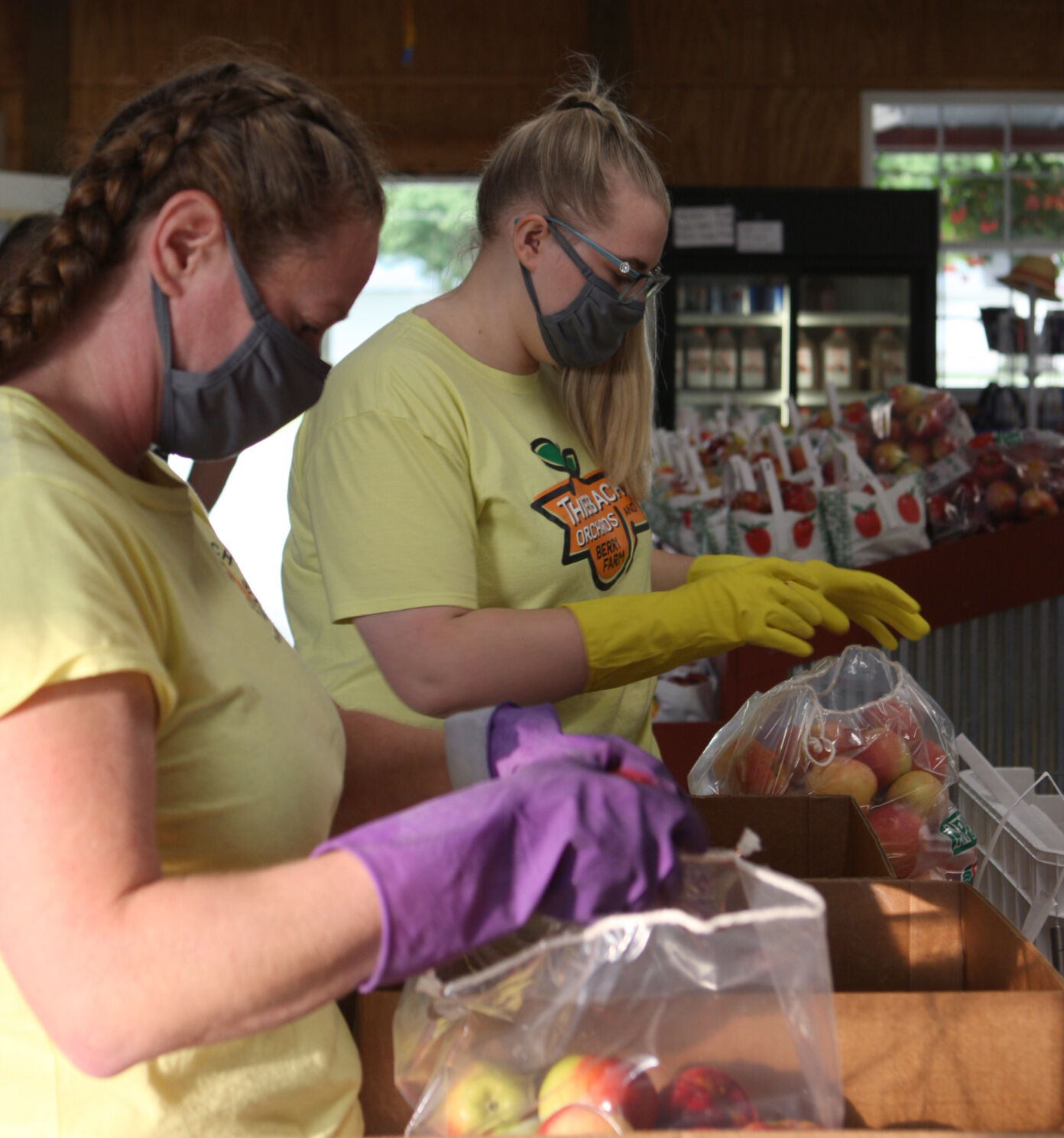 Ramona Truiett and Madison Kleekamp bag apples